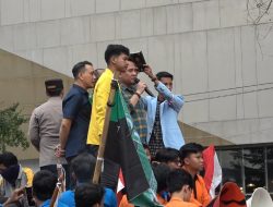 Temui Demonstrasi Ketua DPRD Andie Dinialdie di Sumpah Depan Ribuan Mahasiswa