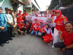 Ketua PKK Sumsel Feby Deru Tinjau dan Bantu Korban Kebakaran 11 Rumah di Seberang Ulu I