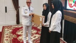Tangis Haru Mahasiswa Kedokteran di OKU, Teddy Meilwansyah Serahkan Beasiswa hingga Laptop untuk Wujudkan Cita-Cita