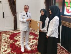 Tangis Haru Mahasiswa Kedokteran di OKU, Teddy Meilwansyah Serahkan Beasiswa hingga Laptop untuk Wujudkan Cita-Cita